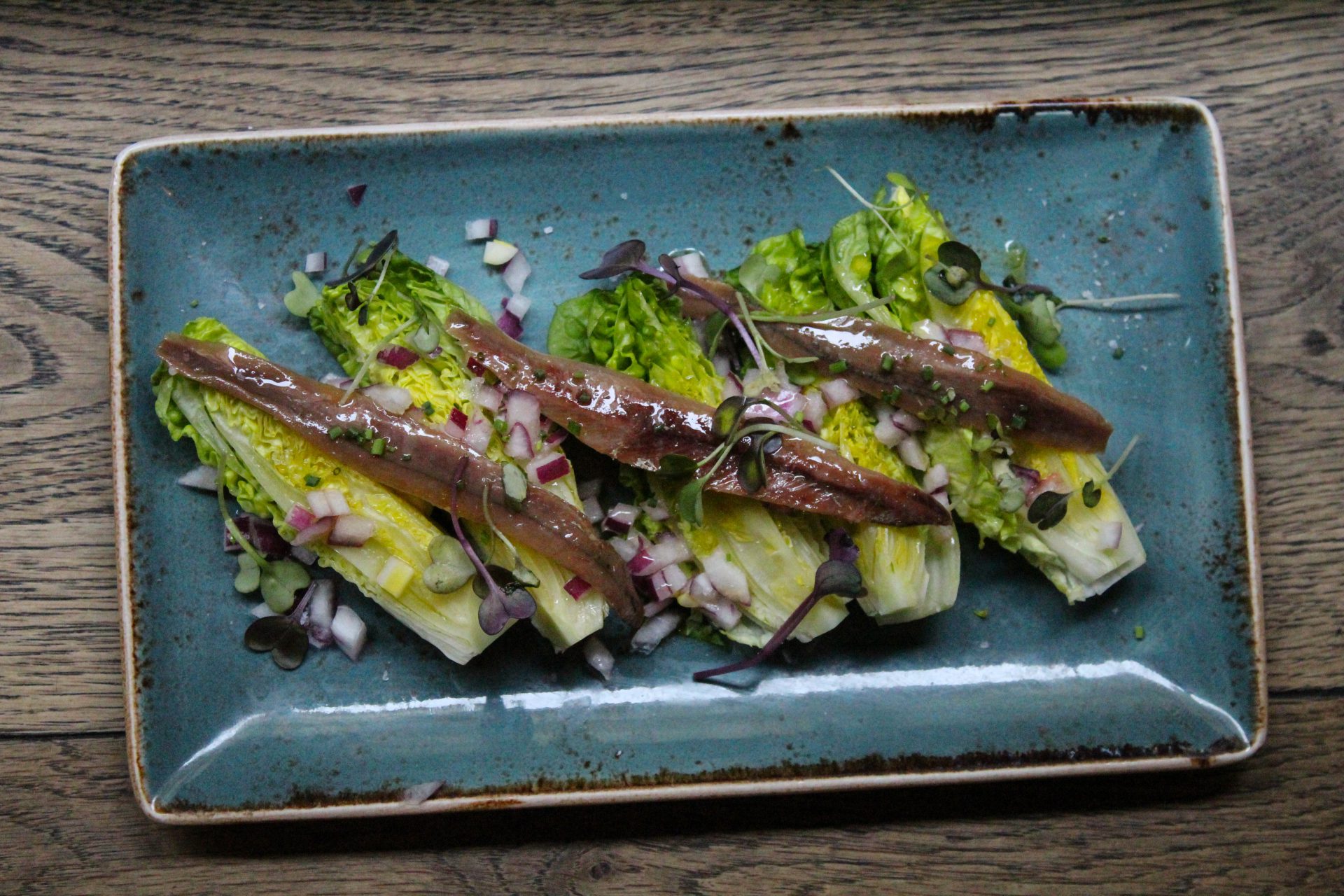 Ensalada de cogollos y anchoa con aliño de limón