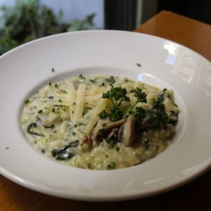 Arroz meloso con espinacas, jamón, champiñones y parmesano.