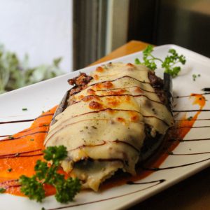 Berenjenas gratinadas rellenas de ternera con salsa de tomate casera