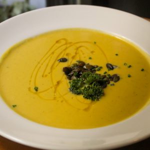 Crema de verduras de temporada con pipas de calabaza tostadas