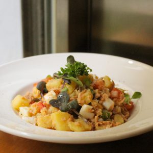 Ensalada campera con patata, cebolla, tomate, bonito y huevo cocido