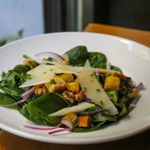 Ensalada de espinacas baby con nueces, parmesano y picatostes con aliño de miel