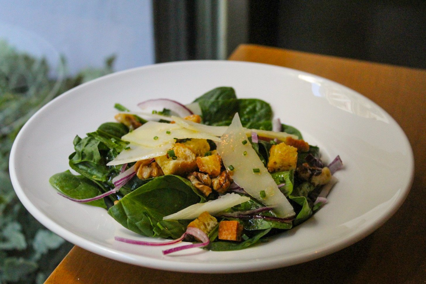 Ensalada de espinacas baby con nueces, parmesano y picatostes con aliño de miel Ensalada de espinacas baby con nueces, parmesano y picatostes con aliño de miel