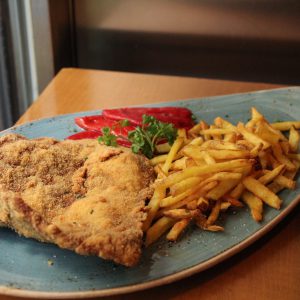 Escalope de ternera empanado con Piquillos confitados y patatas fritas