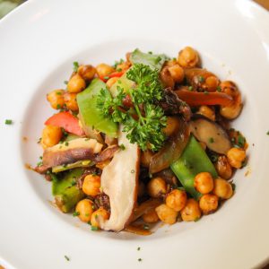 Garbanzos salteados con verduras y morcilla