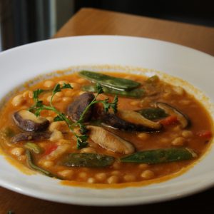 Potaje de garbanzos con verduras de temporada