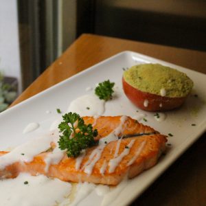 Salmón con salsa fina de ajos y tomate provenzal