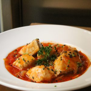 Bonito del Norte a la riojana con pimientos, tomate, cebolla y guindilla
