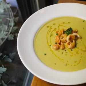 Crema de guisantes del Maresme con corteza de cerdo