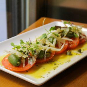 Ensalada manchega con tomate, queso manchego, aceitunas, orégano y alcaparras