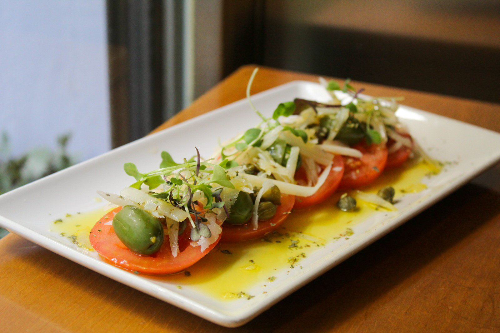Ensalada manchega con tomate, queso manchego, aceitunas, orégano y alcaparras Ensalada manchega con tomate, queso manchego, aceitunas, orégano y alcaparras