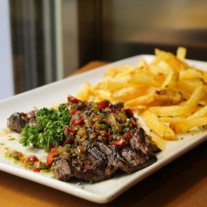 Entraña de ternera con chimichurri y patatas fritas del Mercado