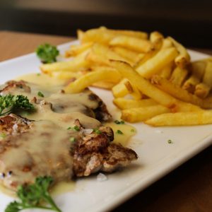 Solomillo de cerdo con salsa de mostaza y patatas fritas